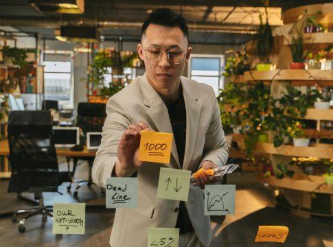 Infographic showing how to correctly calculate net worth, listing assets and liabilities.