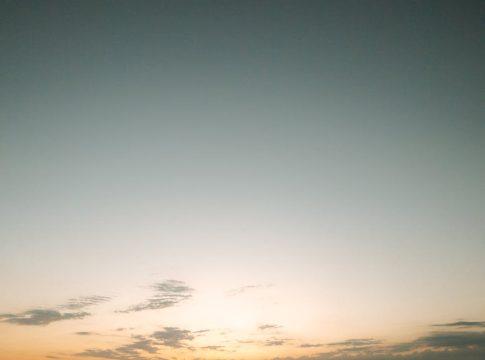 Man looking stressed next to a pile of cash, illustrating Ramsey advice drawbacks.