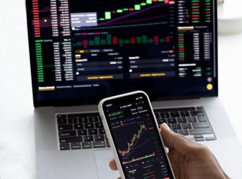 Infographic showing steps to simplify an investment portfolio for clarity.