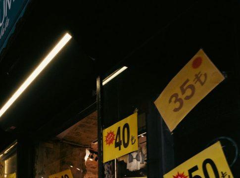 Infographic showing the 50/30/20 budget rule percentages.