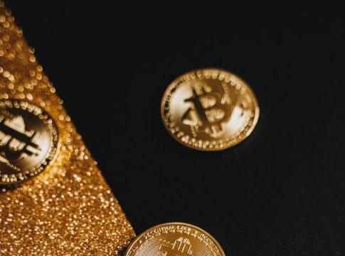 Two hands exchanging money, symbolizing splitting finances in marriage.